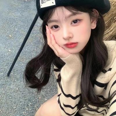 微光下的蓝色男孩